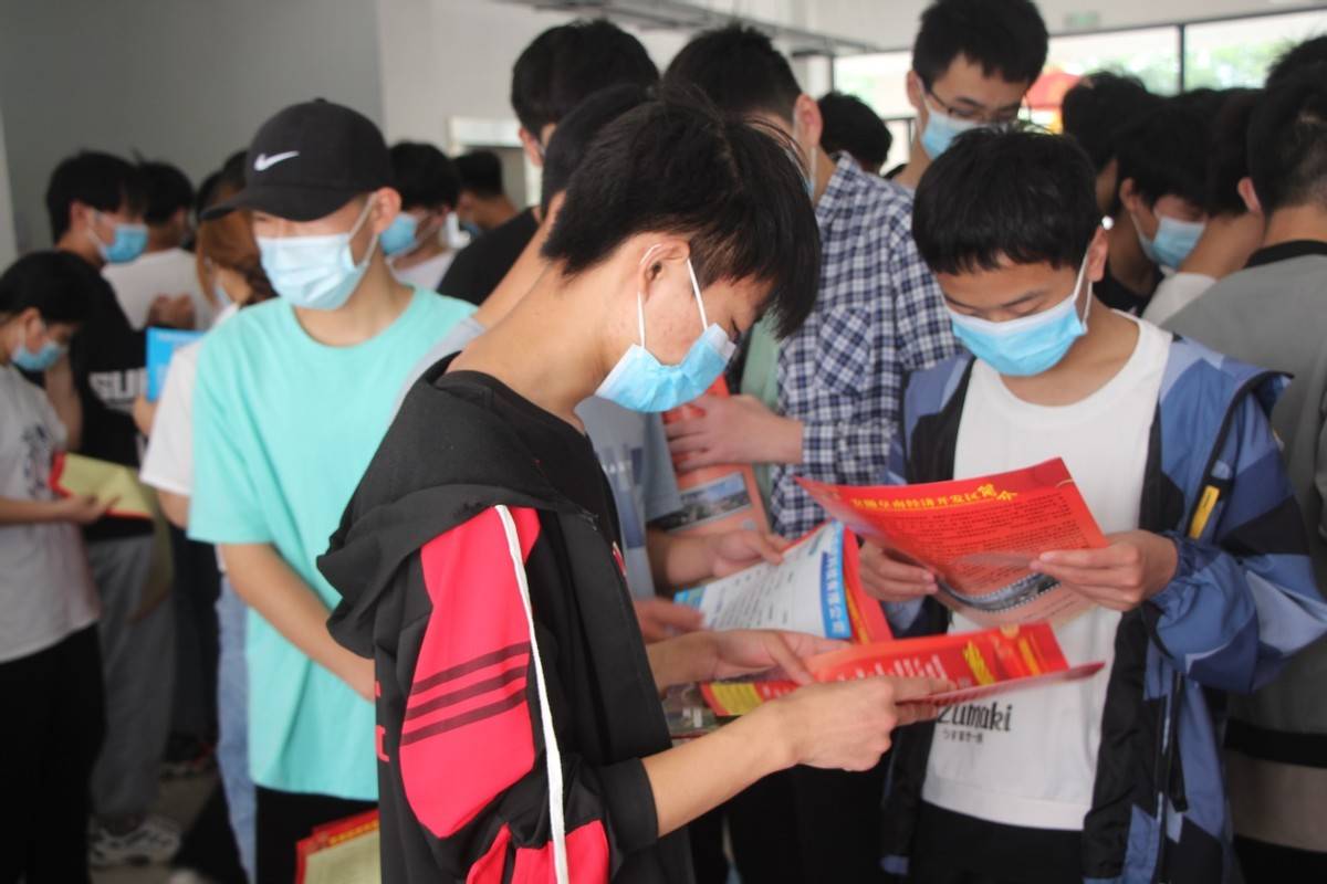 阜南县技工学校开展校园专场招聘会 