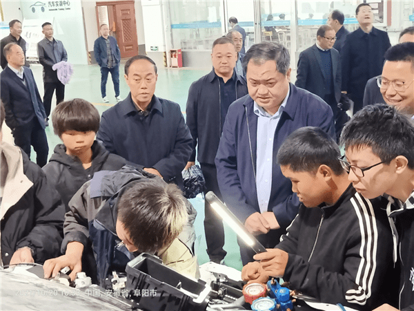阜南县委书记李云川一行到阜南县技工学校调研职业教育发展前景 